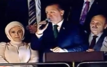 Prime minister Erdoğan addresses the crowds at an Istanbul airport