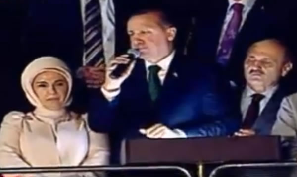 Prime minister Erdoğan addresses the crowds at an Istanbul airport
