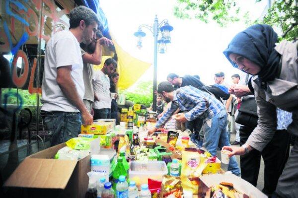 Protesters in Taksim Square, share food and water
