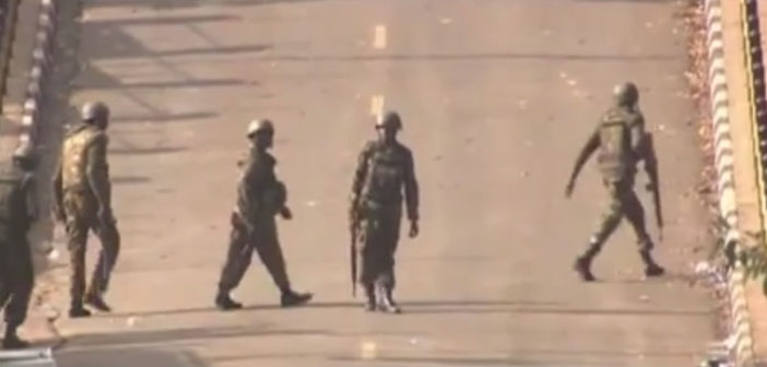 Kenyan military personnel outside Westgate mall in Nairobi