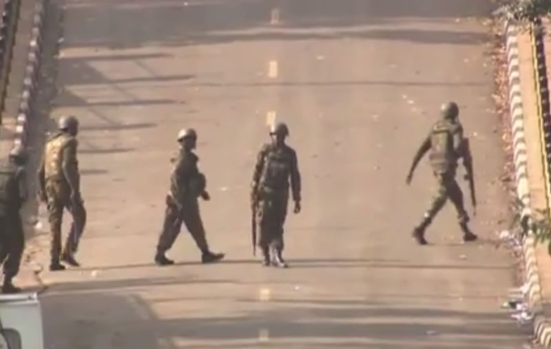 Kenyan military personnel outside Westgate mall in Nairobi