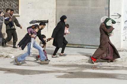 Syrian civilians flee from approaching army tanks