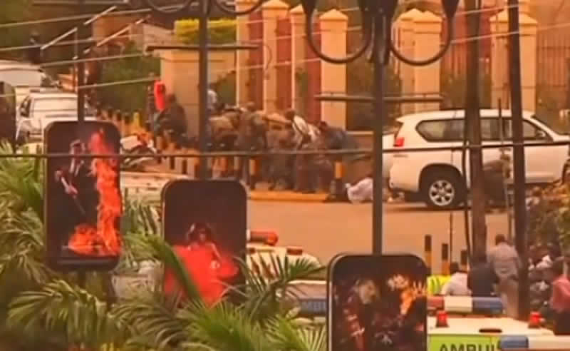 Kenyan soldiers outside the Westgate mall in Nairobi