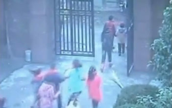 Children flee a man wielding a knife in China