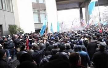 Armed militia occupies airport in Crimea