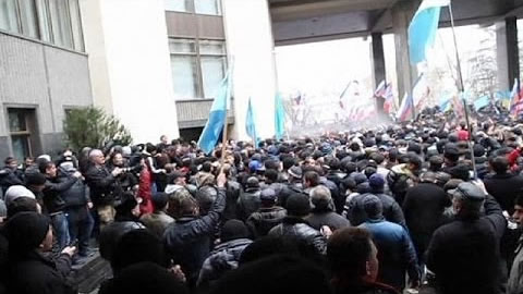 Armed militia occupies airport in Crimea