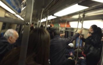 Rat terrifies passengers on NY subway