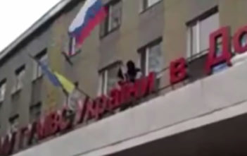 Russian flag replaces Ukrainian flag on official building in Horlivka