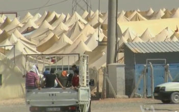Syrian refugees enter Turkey