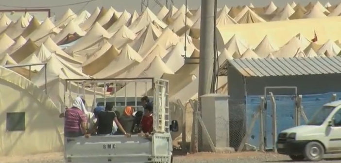 Syrian refugees enter Turkey