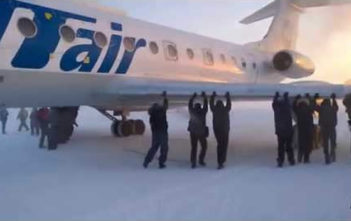 Passengers push frozen plane in Siberia