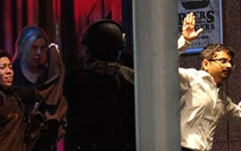 Police storm cafe after Sydney siege