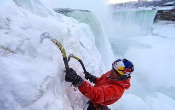 Climber ascends Niagara Falls