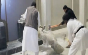 Islamic State militants destroy antiquities in Mosul