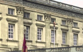 Naked man climbs of of Buckingham Palace window
