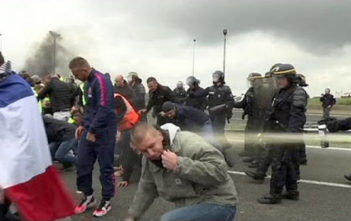 Travel chaos in Calais as migrants board lorries