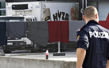 71 Syrian refugees found dead in lorry