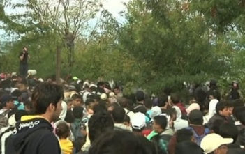 Macedonia: Police use tear to disperse migrants