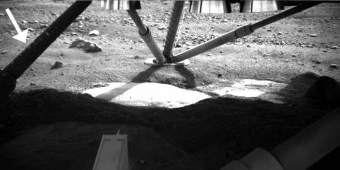 Water droplets on the leg of the Phoenix lander in 2008. Arrow points to the relevant leg