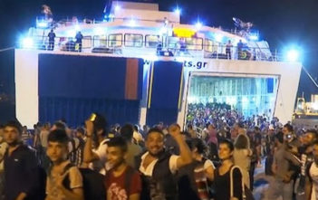 Migrants enter mainland Greece