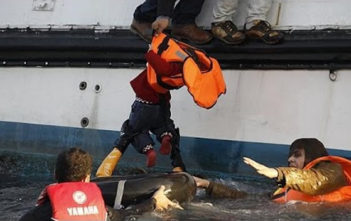 Migrants drown off Greek islands