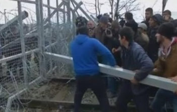 Migrants use battering ram at Greece-Macedonia border