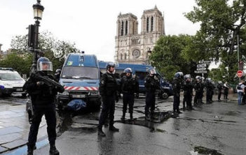 Attacker shot outside Notre-Dame cathedral